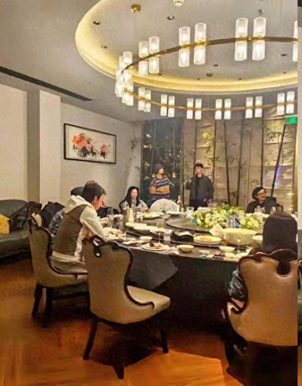 曝江疏影与某著名导演及友人聚餐，素颜略显憔悴，38岁仍单身！