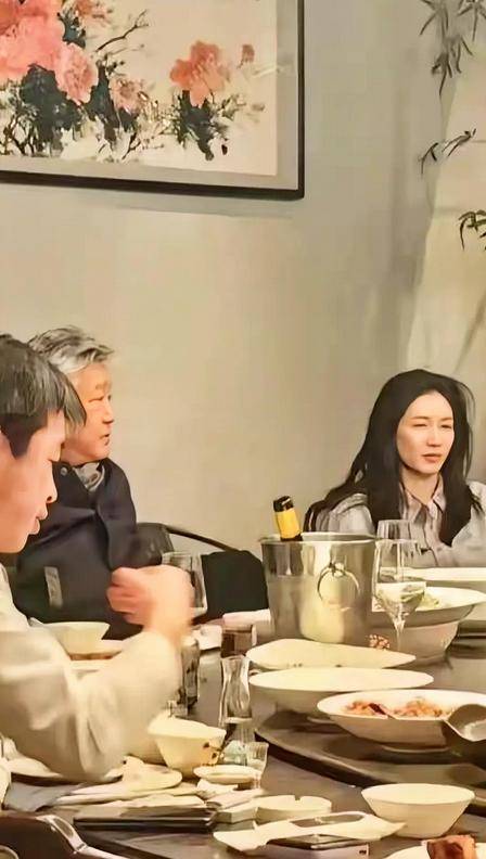 曝江疏影与某著名导演及友人聚餐，素颜略显憔悴，38岁仍单身！