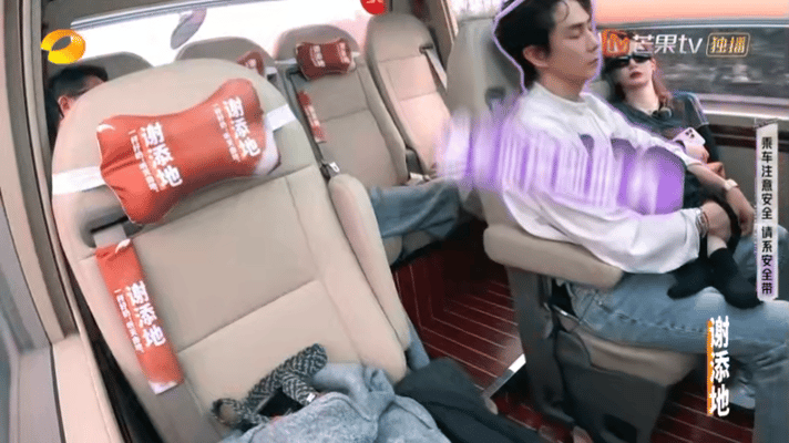 李承铉睡梦中的&quot;人体按摩仪&quot;技能惊呆网友 戚薇：这服务续费到99岁