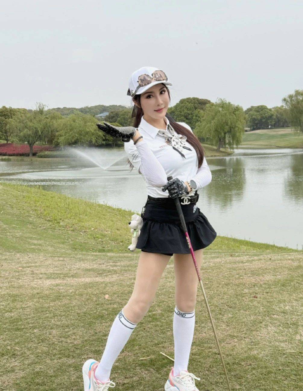 6686体育功夫女神杨丽菁终于复出57岁穿小短裙青春靓丽比20岁少女还嫩(图1)