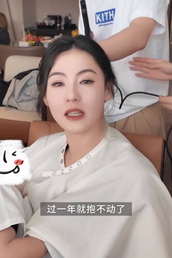 张柏芝的三儿子已长成大小伙，持续冷对四胎传闻，享受带娃的生活