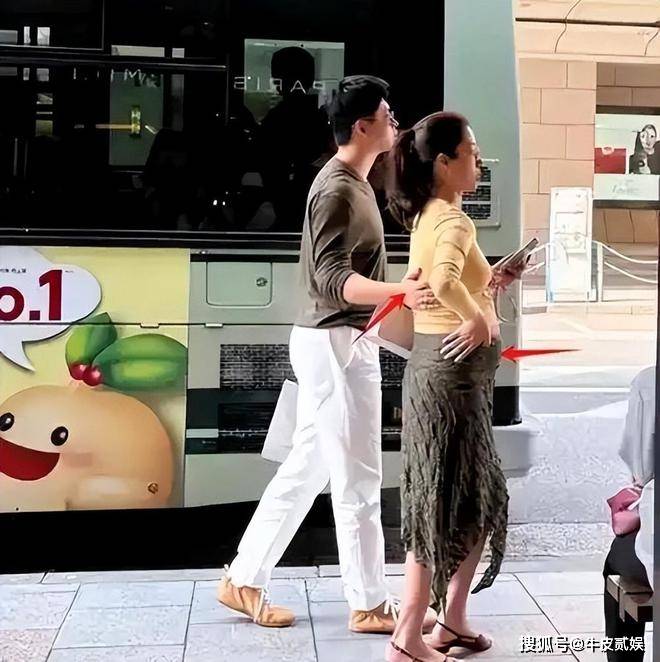 6686体育官网杨采钰母亲节晒照穿瑜伽服肚大如萝昔日金主陈金飞嫉妒了？(图8)