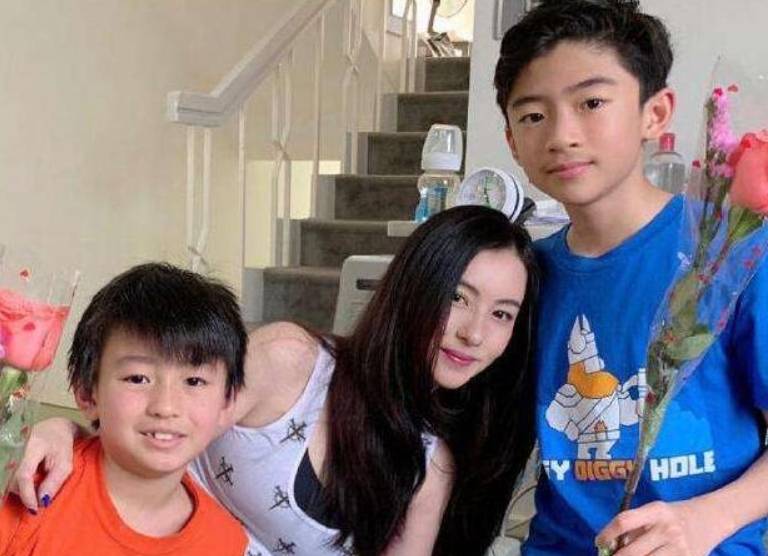 张柏芝的三儿子已长成大小伙，持续冷对四胎传闻，享受带娃的生活