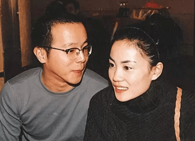54岁窦唯被偶遇，虽秃顶发福，但“偶像包袱”满满：把我腿拍得长一点！