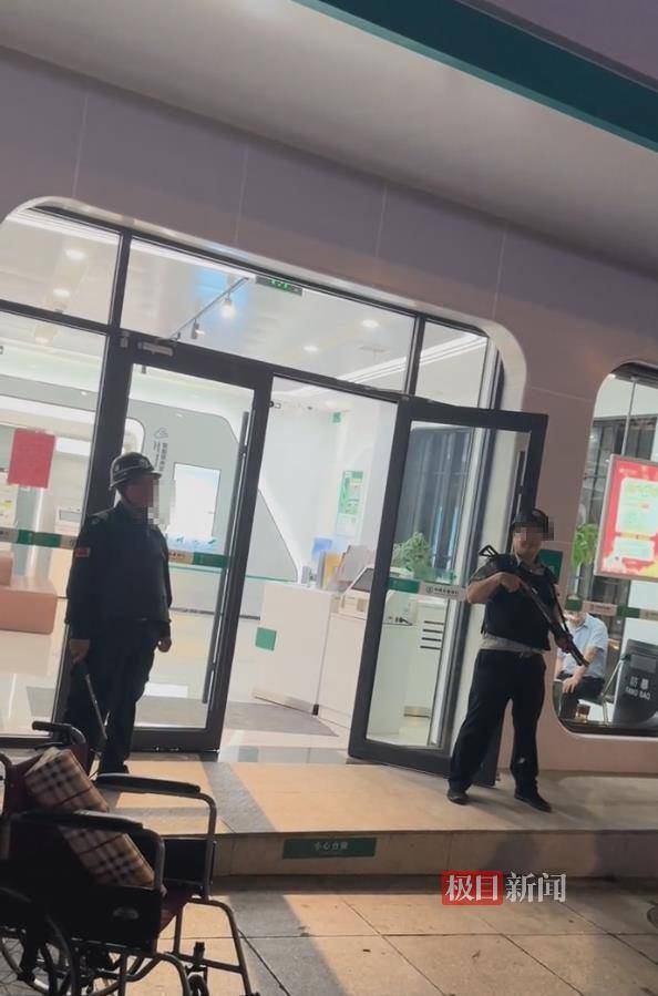 病重老人被要求亲自去取钱，不幸在银行门口去世，为什么把人逼到绝境