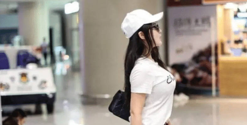 邹市明娇妻“浴室照”曝光，冉莹颖疑似整容，身材火辣似卡戴珊
