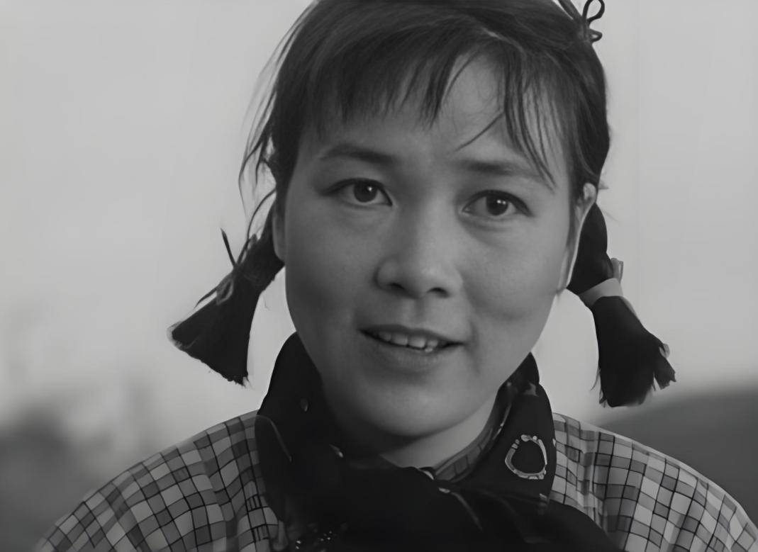老艺术家田华第四代重孙子正面照曝光小家伙戴着眼镜和太奶奶撞脸