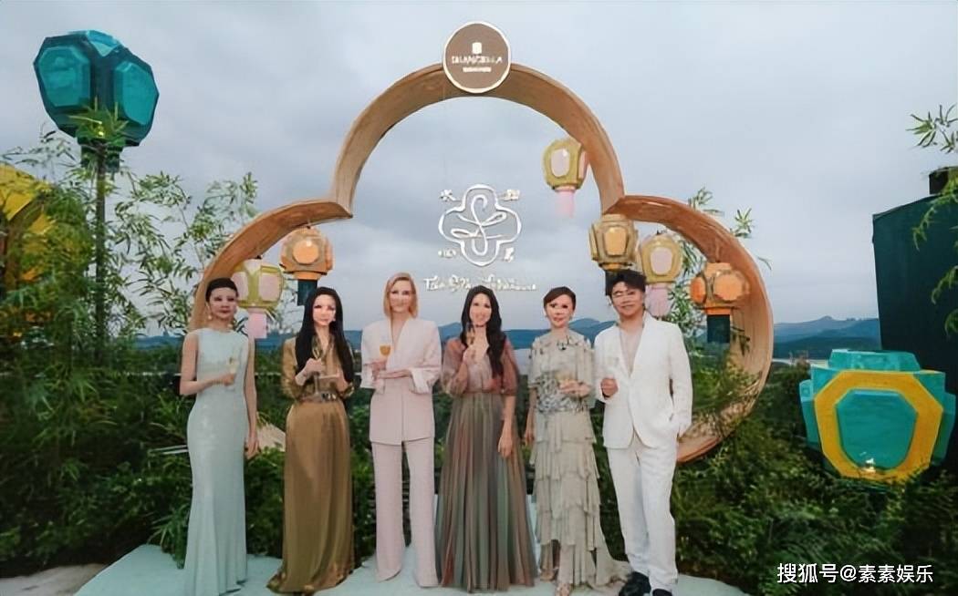 刘嘉玲回苏州参加同学会超低调：淡妆出镜不抢风头，气质仍旧超群