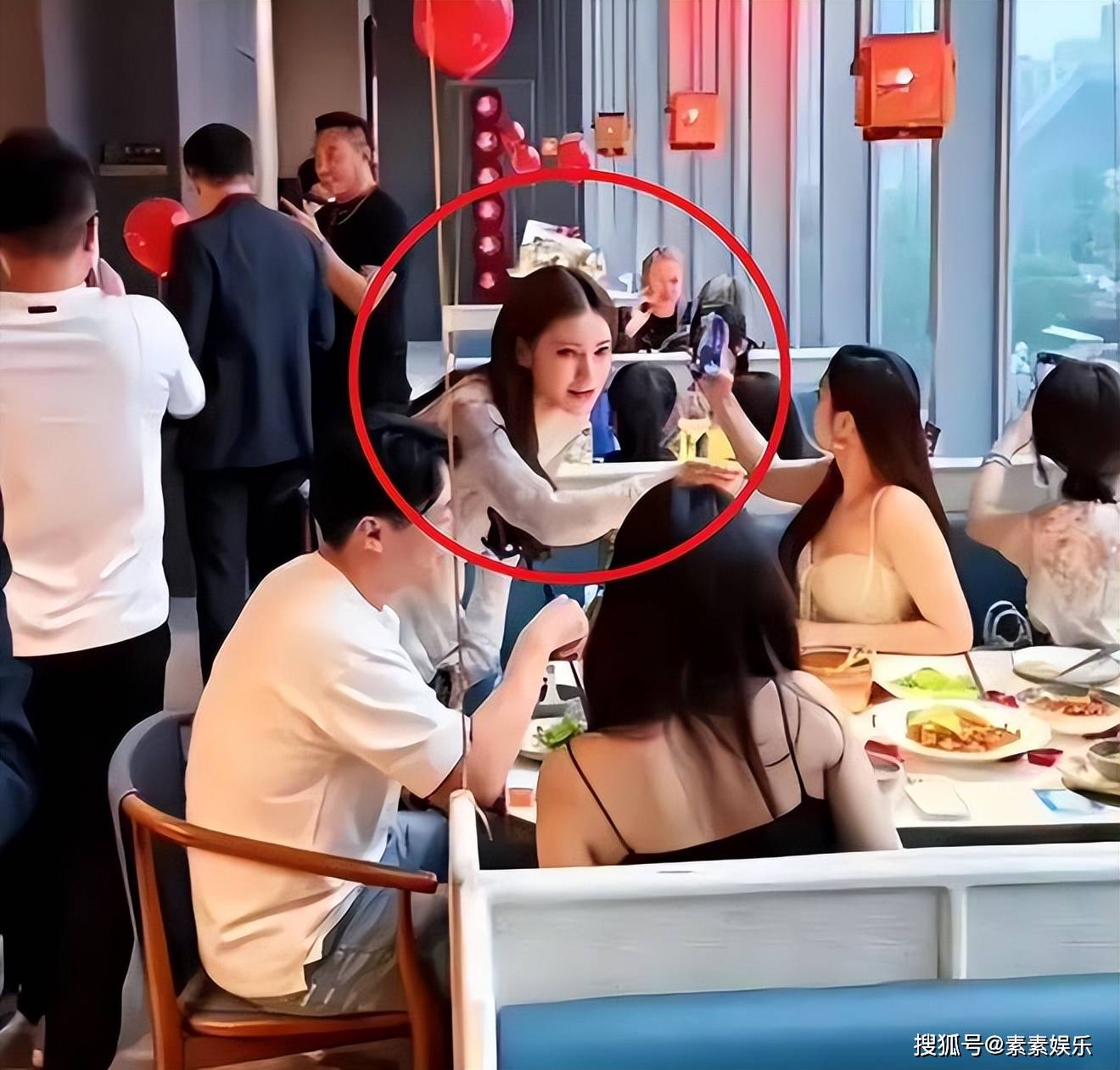 汪小菲霸气！2亿豪宅内宴请马筱梅家人吃烤全羊，家人一团和气
