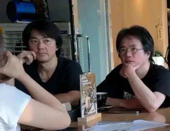 57岁郑伊健路边摊被偶遇，素面朝天气质沉稳，发型30年不变！