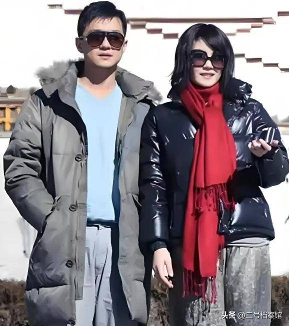 面容变老！54岁李亚鹏显“落魄”，与谢霆锋差距愈加明显