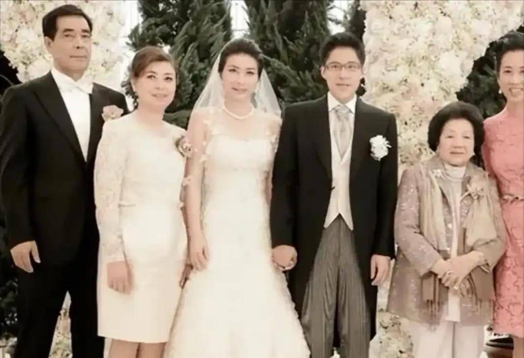 原创郭晶晶父亲拒绝上亿彩礼,女儿大婚不坐主桌,背后背景揭晓