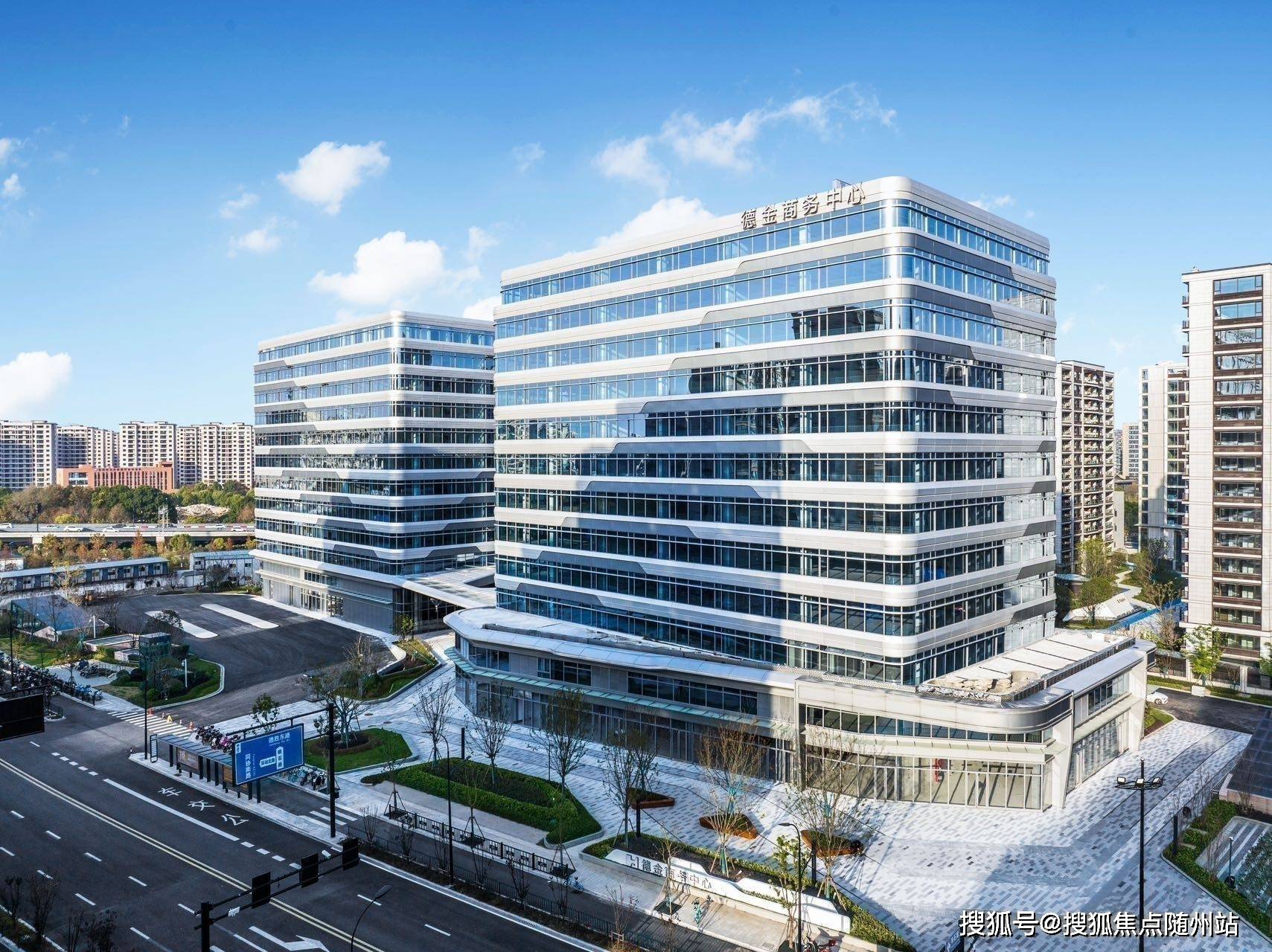 德信体育杭州城东核心区商务地标——‌源聚德信中心写字楼现房办公室方式的办公楼