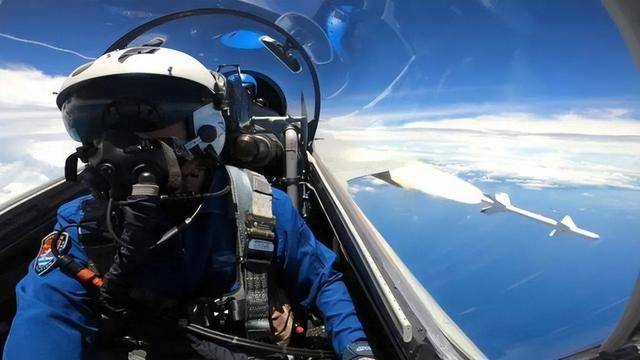 外机冲闯中国海岸线，解放军战机逢敌亮剑：相距10米丝毫不退