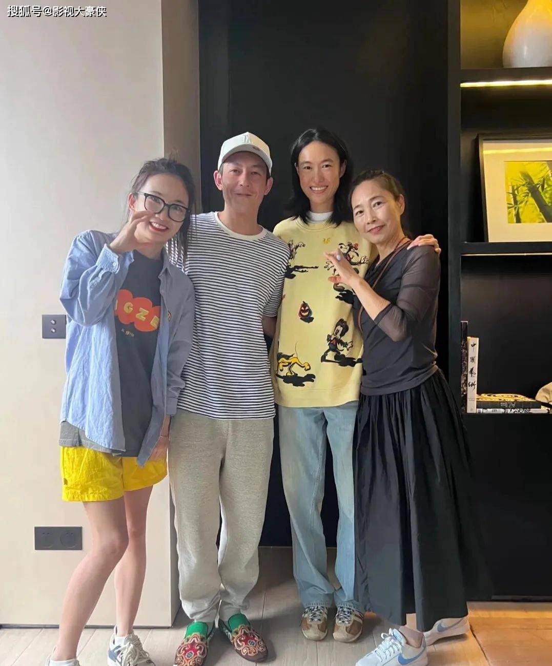 陈冠希和老婆秦舒培带娃回老家探亲 与亲戚全程热情互动