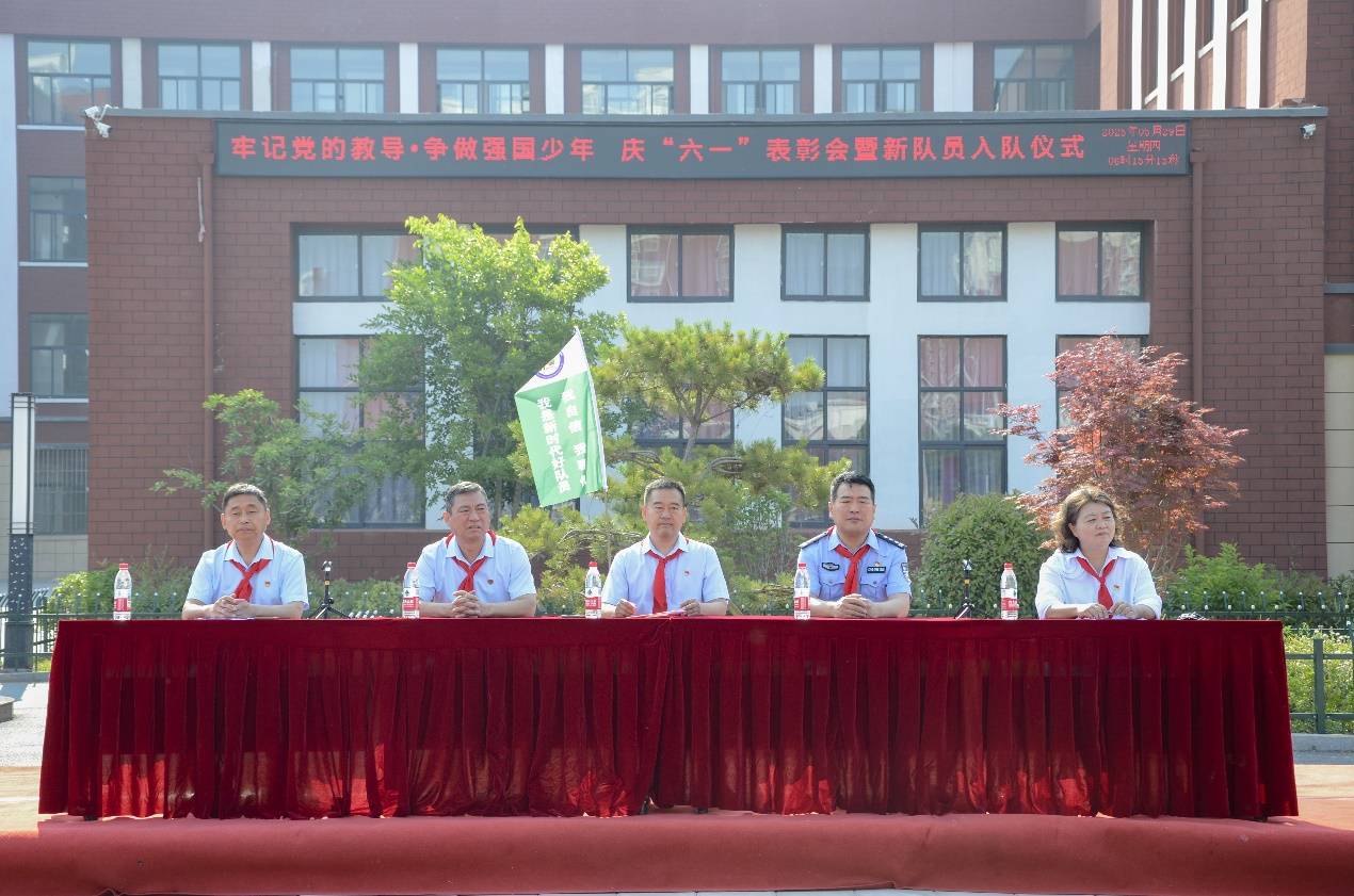 红领巾的小学生红旗下成长 誓言中启航——濮阳市油田第六小学教育集团东校区隆重举行“六一”庆祝表彰活动