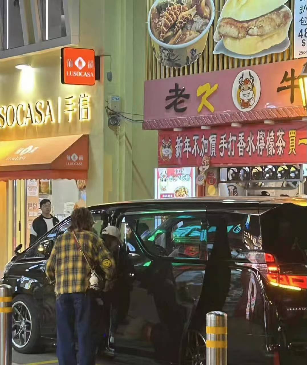 杨颖被经纪人当街训骂照曝光！自费租房面试找工作，吃地摊无人识