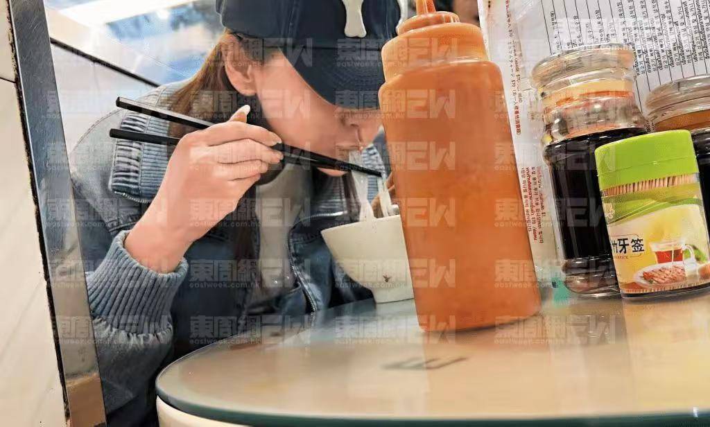 杨颖被经纪人当街训骂照曝光！自费租房面试找工作，吃地摊无人识