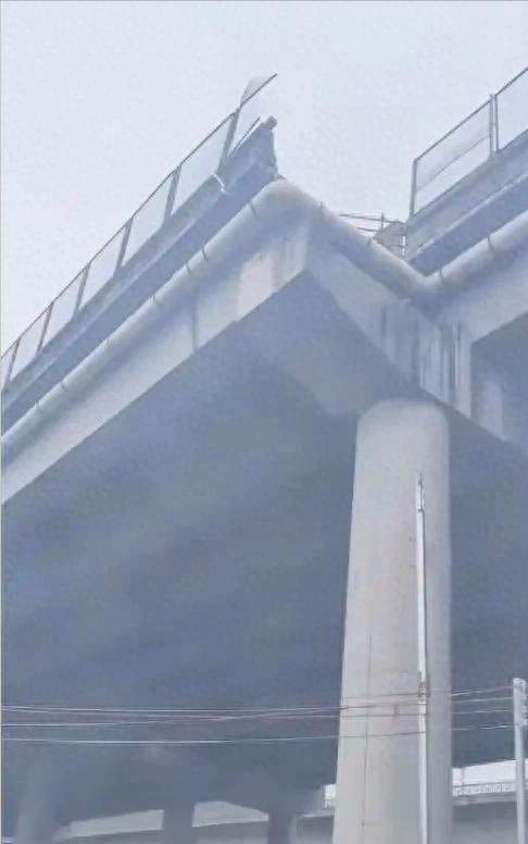 雷火·竞技(中国)-电竞网站东莞惊天车祸！超速小车冲破防撞沙桶5人死于桥下