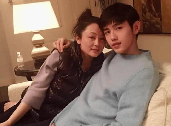 20多年前陈红在陈凯歌家拍照，她躺在沙发上的样子，堪称人间尤物