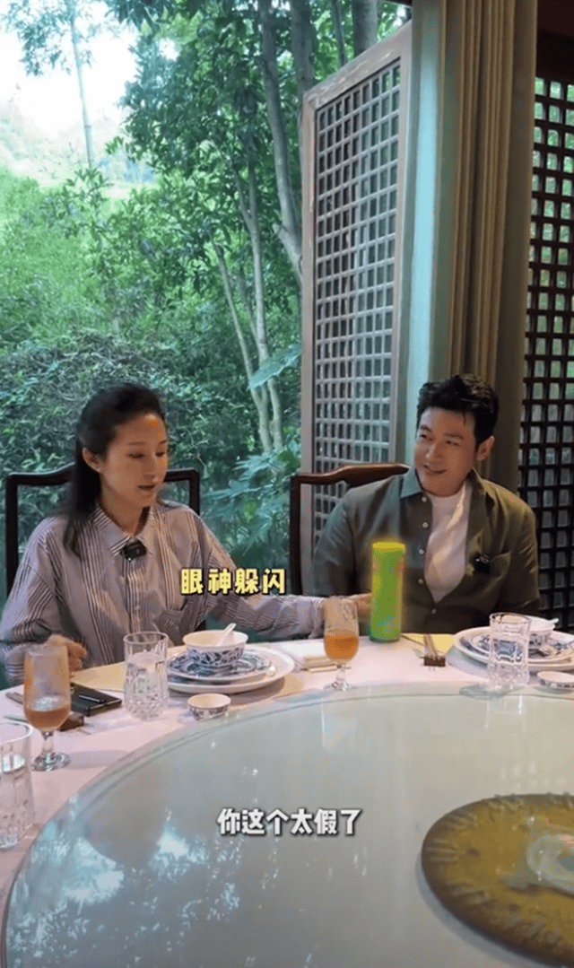 原创             陆毅一家庆六一，鲍蕾妈妈露面年轻漂亮，轮流住俩女儿家好幸福