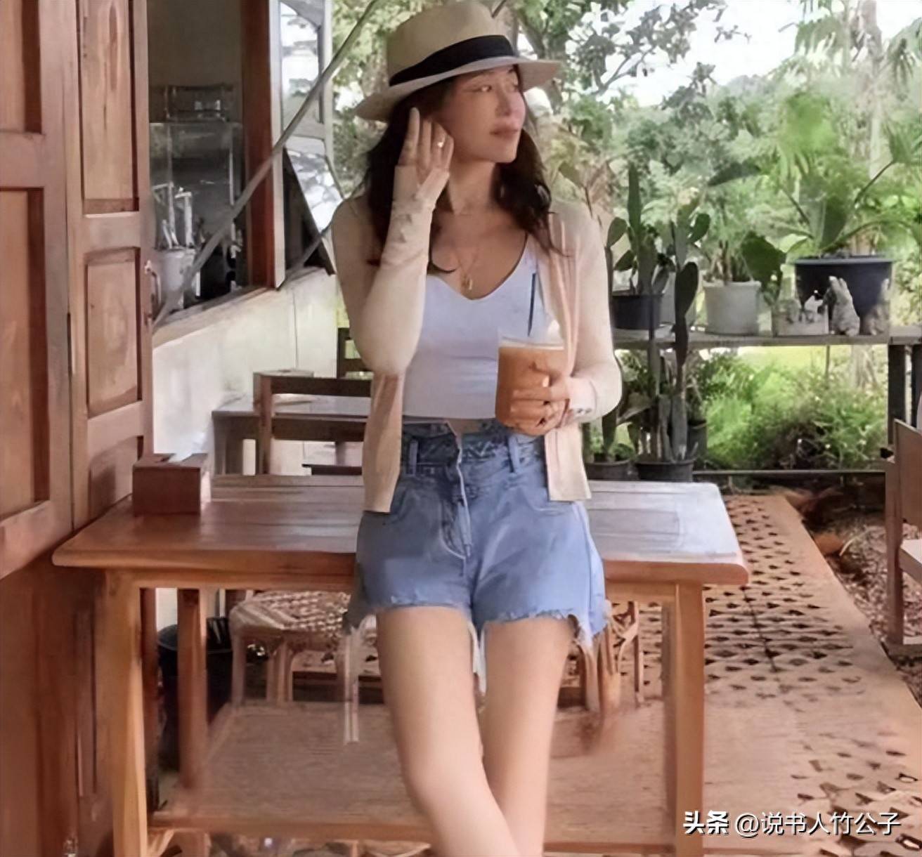 演员田慧现状：定居泰国住豪宅，52岁身材火辣，享受单身生活