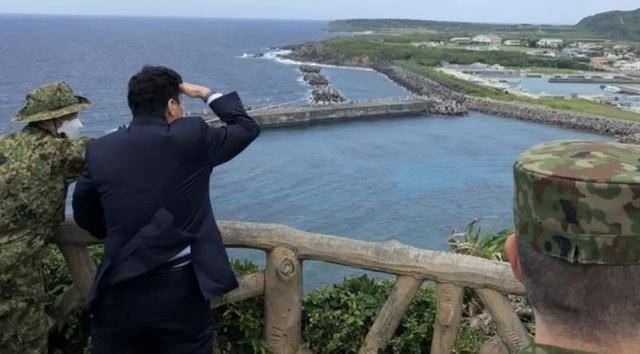 解放军摆大阵仗，70艘战舰在第一岛链列阵，迫使日本战机原路返航