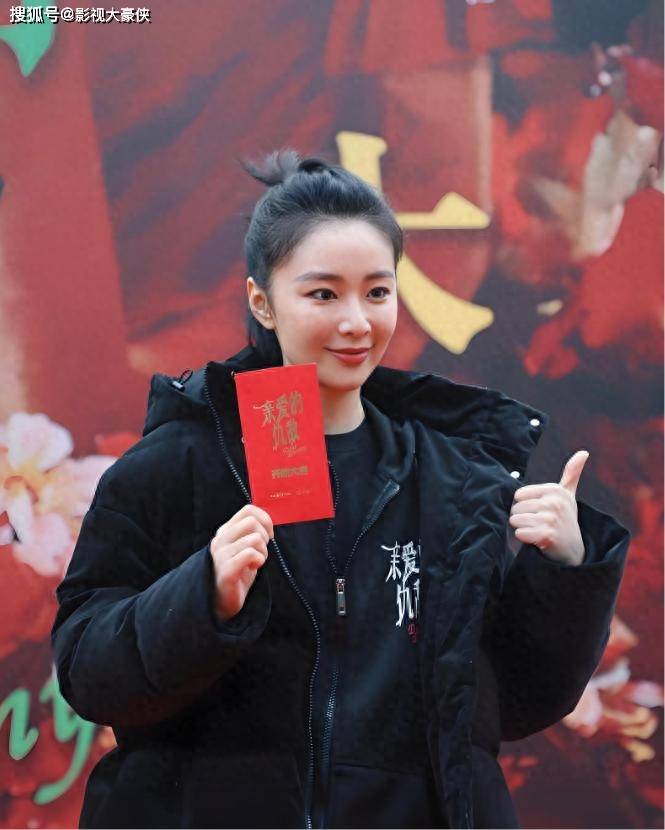 高叶被导演要求吃大蒜再接吻，袁弘硬塞她嘴里，大嫂一脸嫌弃！