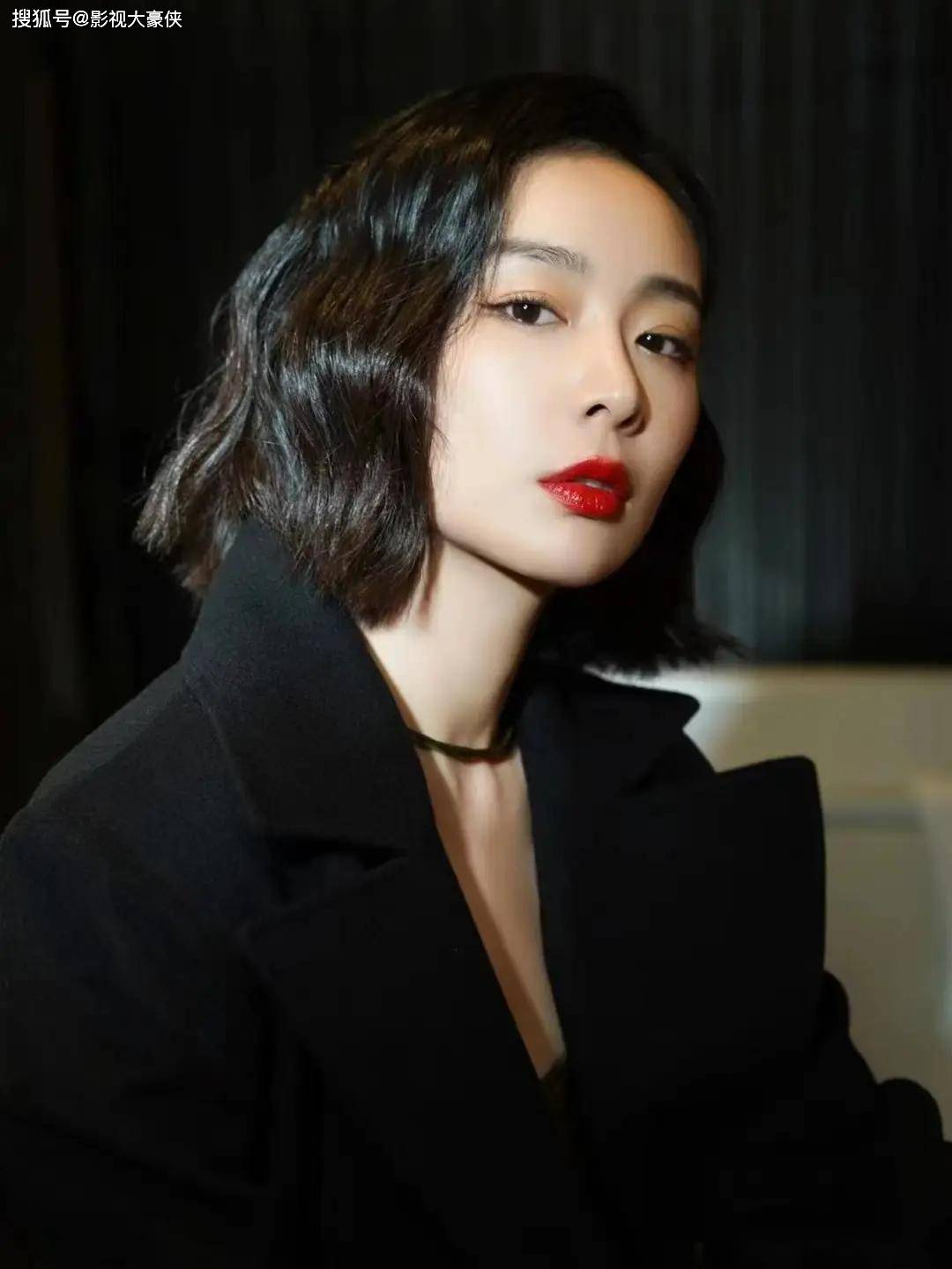 高叶被导演要求吃大蒜再接吻，袁弘硬塞她嘴里，大嫂一脸嫌弃！