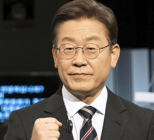 李在明上台第一天，48万士兵做出选择！尹锡悦闯的祸，坚决不能犯