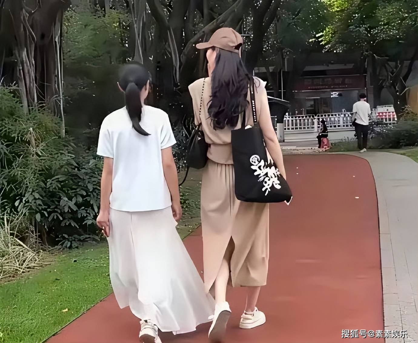 大S离世第123天，汪小菲带玥儿去7年前的海边谈心，父女温馨对话