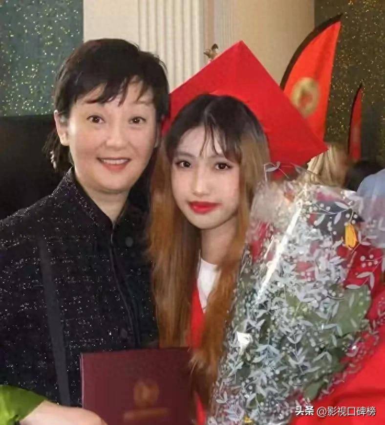 冯小刚女儿高中毕业回国, 19岁徐朵发色变成熟, 越长越像徐帆