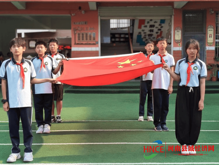 商丘市梁园区民主路第三小学举行主题升旗仪式，红领巾向新而行