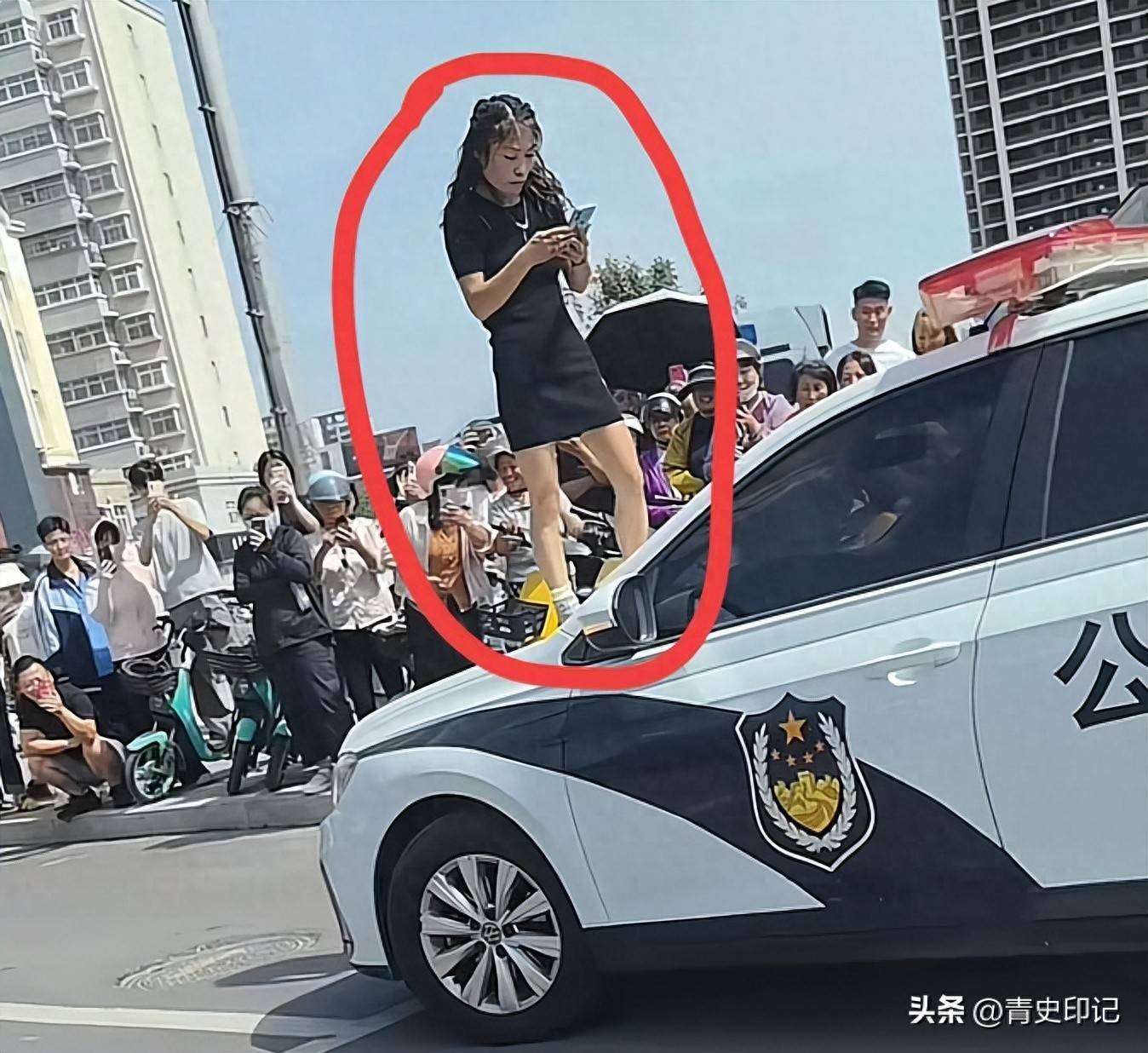 山东女网红袭警后续嚣张跋扈拉不住正面照曝光更多黑料被扒—抖音网红吃瓜在线观看