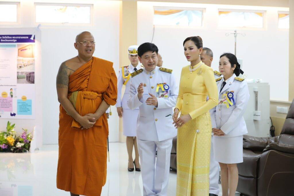 泰王又添“新小主”！新宠挑大梁，穿一身金色单独亮相身材真好