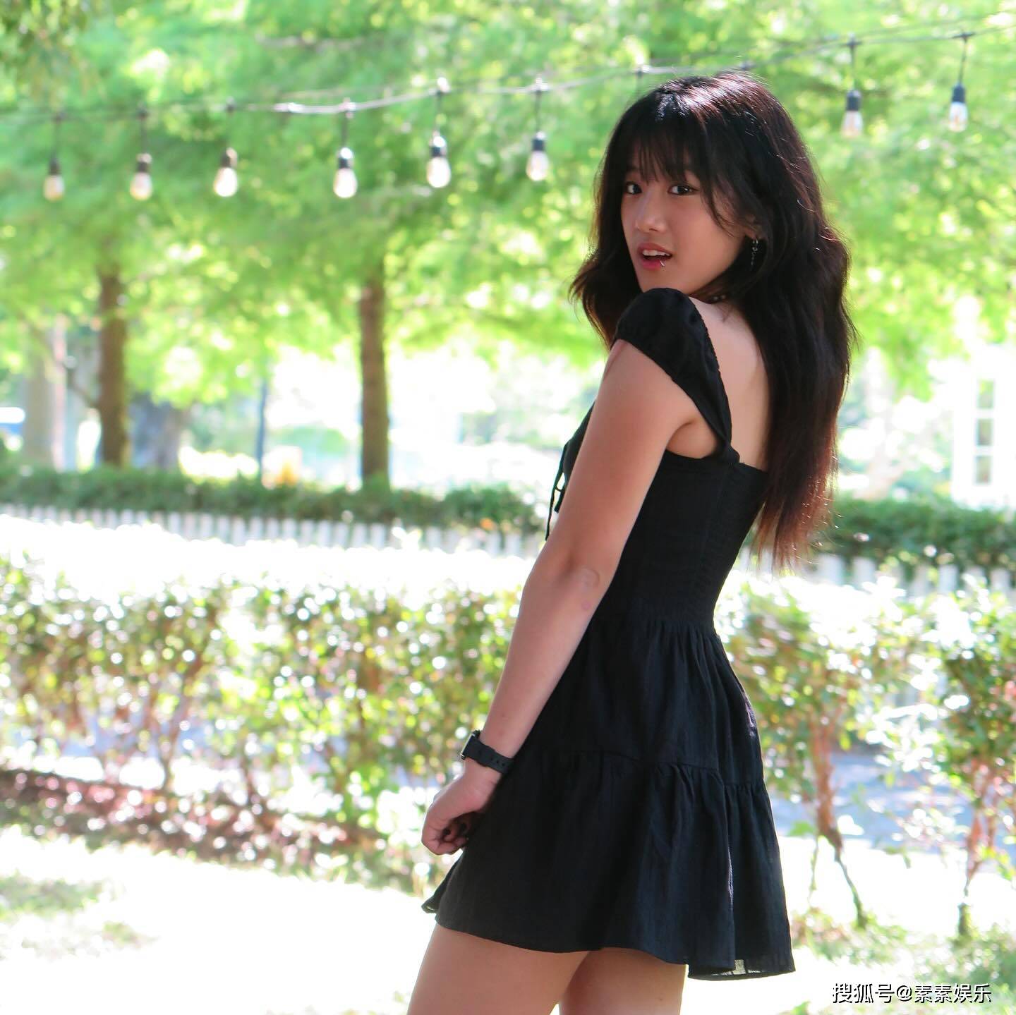 贾静雯19岁女儿梧桐妹被质疑已辍学，分享街拍变漂亮了