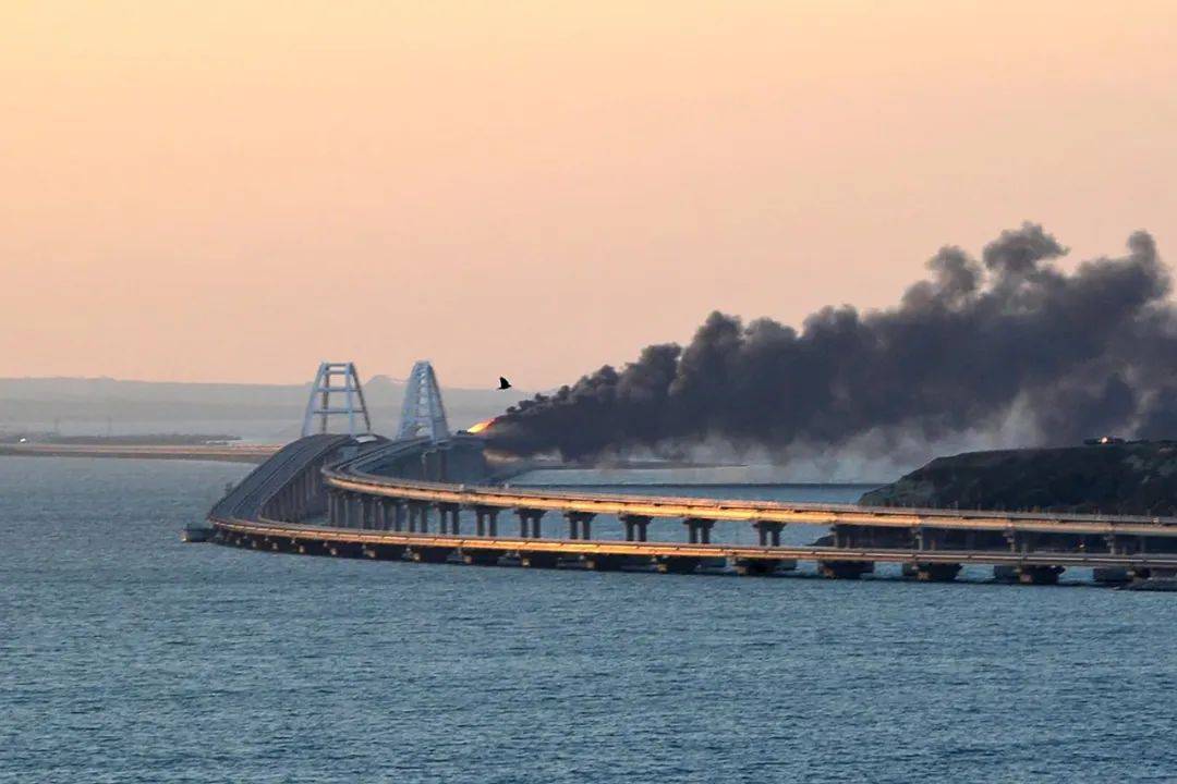 水下爆破！乌特工三袭克里米亚大桥，混合战争升级惊全球​​