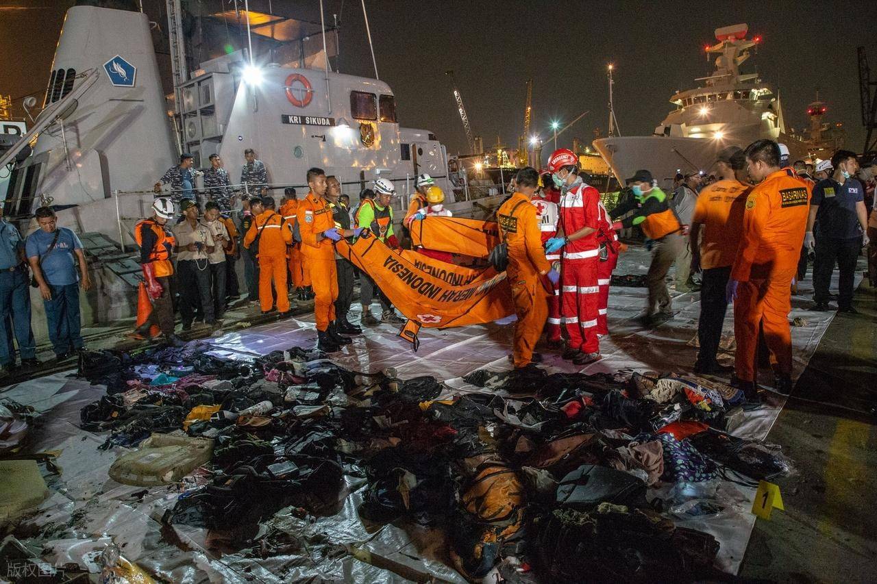 副驾手一抖，242人命没了