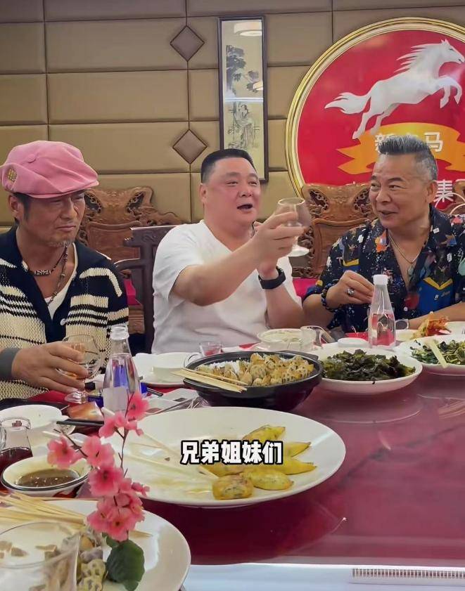 62岁孙兴与吴毅将聚会！豪吃海鲜好惬意，桌上两瓶茅台抢镜