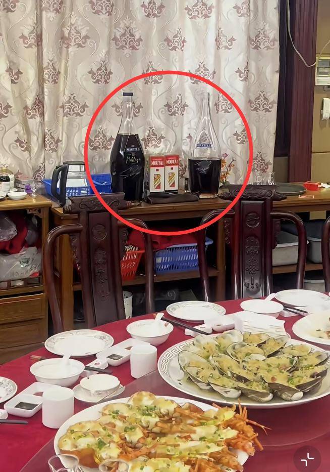 62岁孙兴与吴毅将聚会！豪吃海鲜好惬意，桌上两瓶茅台抢镜