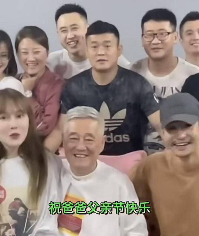 赵本山和徒弟们一起过父亲节，头发胡子全白了，女儿球球亲吻脸颊