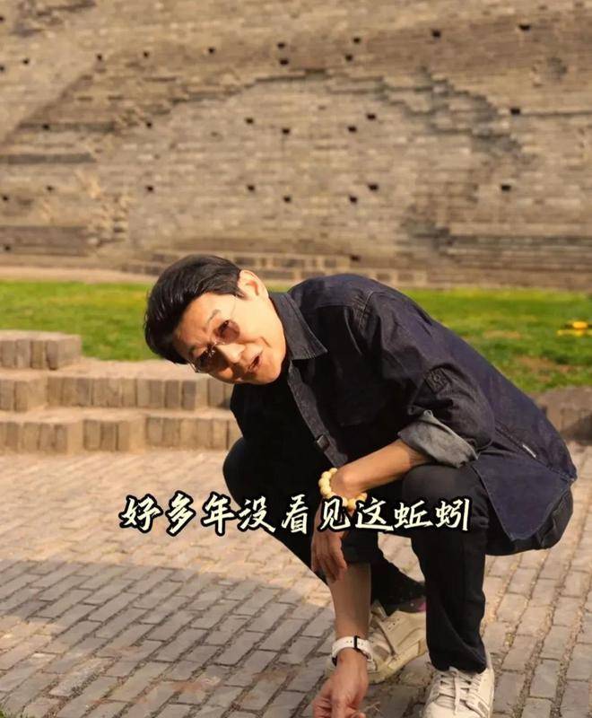62岁程前罕见露面：昔日&quot;央视一哥&quot;两鬓斑白，儒雅气质不减当年