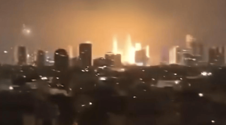 伊朗反击终于打响！高超音速导弹痛打以色列，国防部大楼爆炸