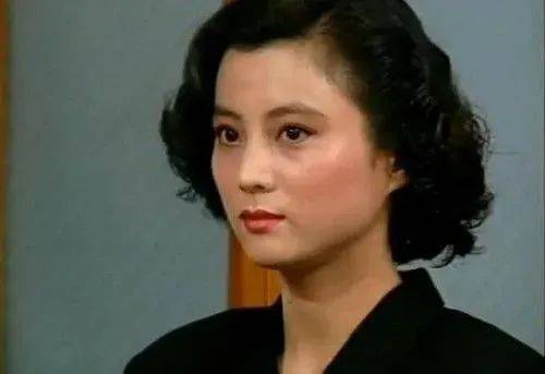 62岁“玉兔精”李玲玉落魄卖唱，坎坷情史唏嘘曝光，混血儿子高大帅气