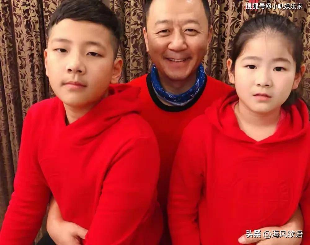 57岁郭涛带全家炸场阿那亚！女儿14岁快1米8，兄妹俩共用一张脸