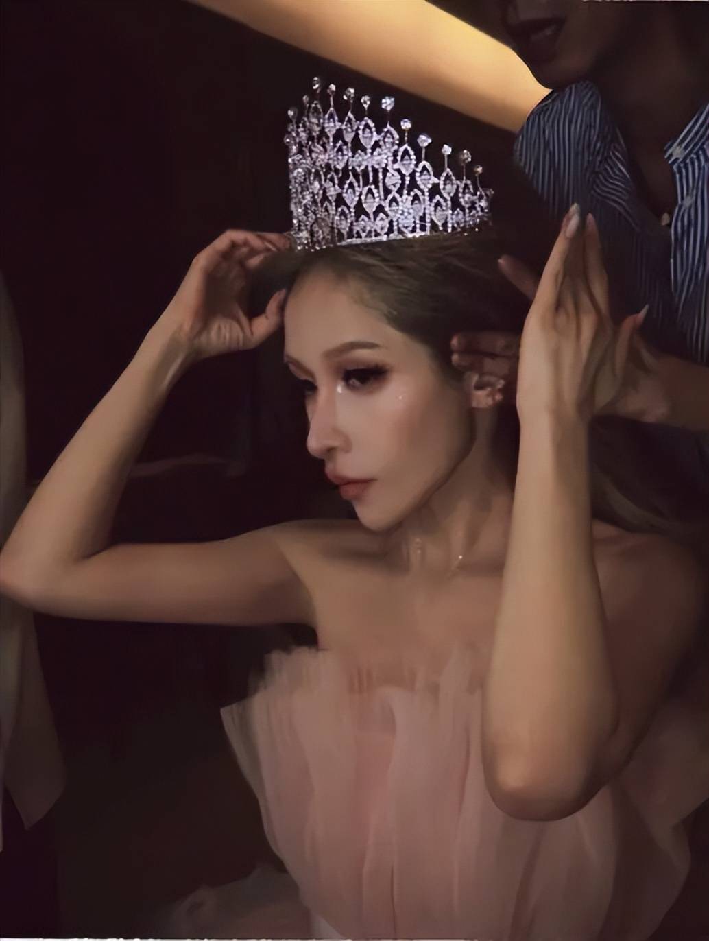 萧亚轩近照曝光，网友惊呼葫芦娃女蛇精，鼻子造型吓坏众人！