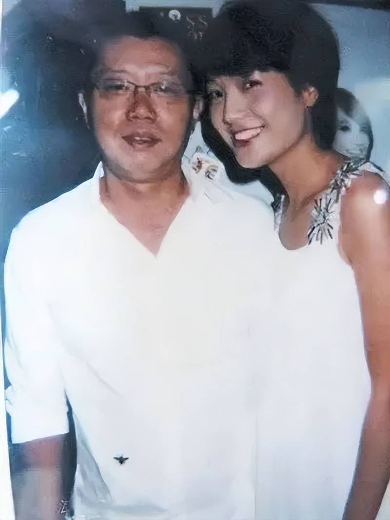 朱丹二婚嫁给周一围，真是幸运，幸福满满。