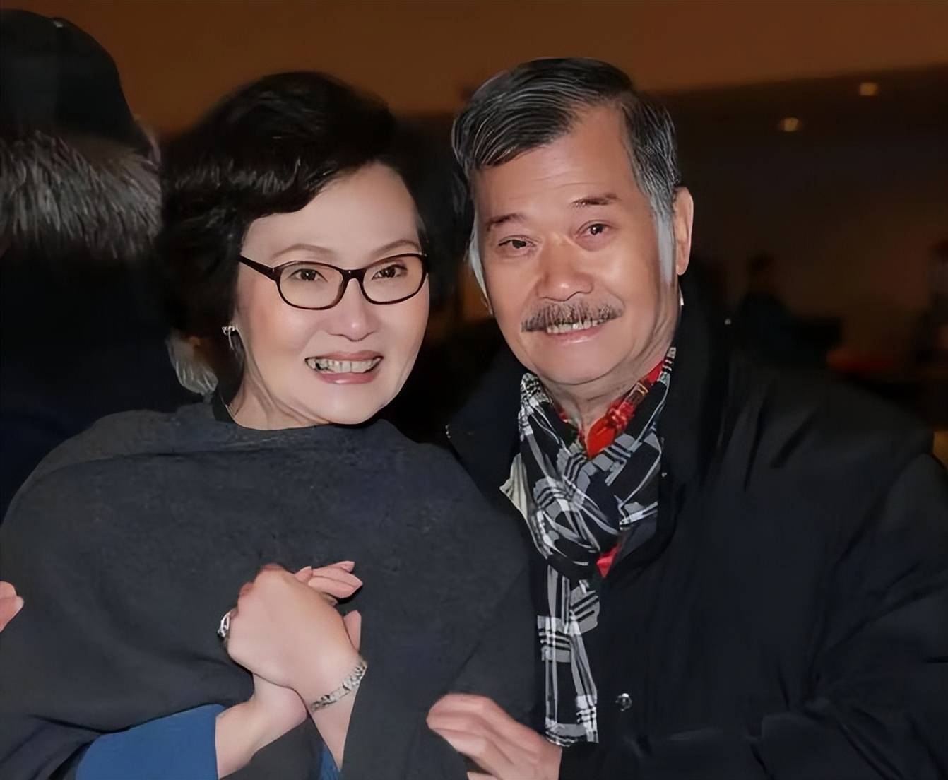 88岁香港导演唐佳坠楼身亡！现场惨烈身首异处，初判因妻病重自杀