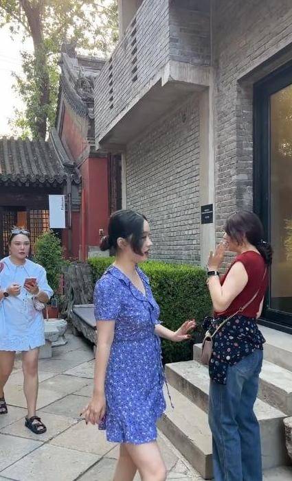 霍思燕北京逛街被偶遇，肉肉身材意外美丽，45岁走路娇滴滴似少女