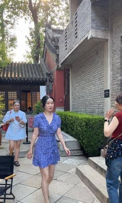 霍思燕北京逛街被偶遇，肉肉身材意外美丽，45岁走路娇滴滴似少女